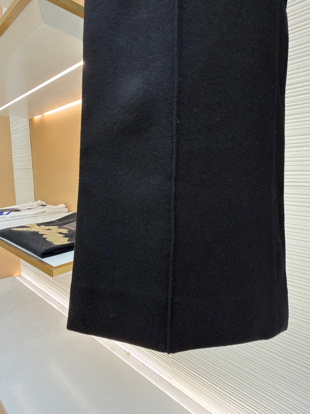 LOUISVUITTON iron label wool trousers ●Original version: purchased and developed for 11000 ●Item number: 1681828-A90 ●Fabric: wool blended fabric ●Technology: Made on positioning cutting machine ●Color: black ●Version: fitted version ●Weight: about 760 grams ●Size: 48-50-52-54 ●Description: Customized 80% wool, 14% spandex, 6% blended sheep wool fabric, full of texture and refined tailoring to reinterpret the dynamic silhouette. The elastic waist upgrades the drape texture, the side pockets are cleverly integrated into the stitching, and the facial pleats are infused with elegance. The left leg is decorated with the brand's metal logo to once again confirm the brand's identity. The overall wiring is straight and delicate, the fabric is comfortable and soft, and the color is consistent without color difference. It can be matched with the same style to create a fashionable look and control various occasions. Customized accessories, complete with three standards, same style for men and women!